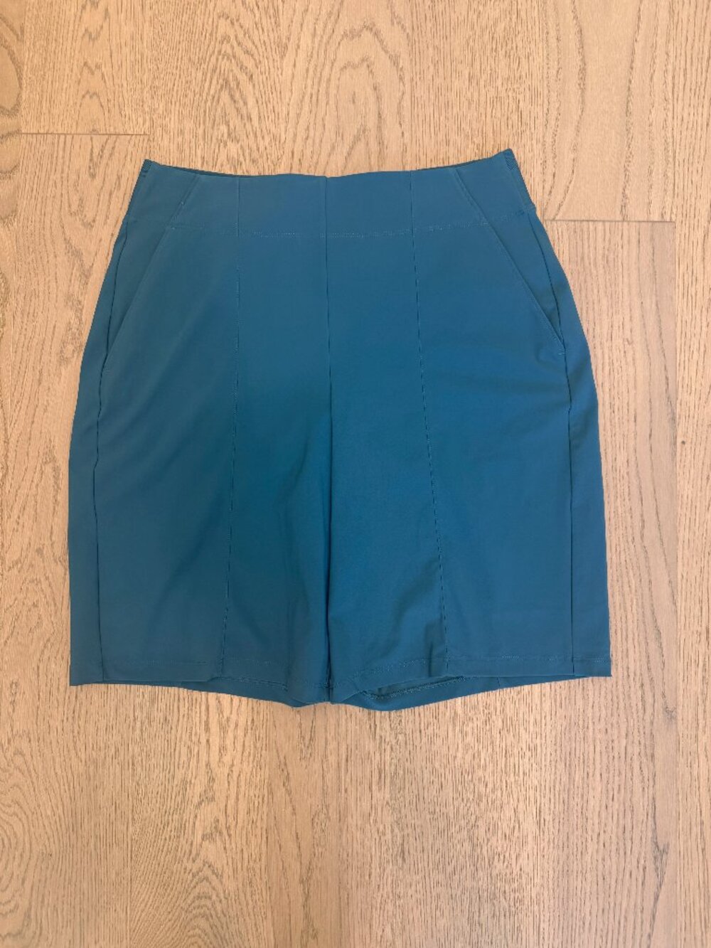 Athleta Cosmic Bermuda Short Turquoise Blue Size 8 VGUC